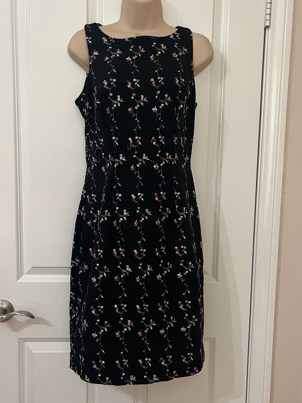 Vintage CDC Black Sleeveless Sheath Dress White Floral Vine Embroidery Design 6